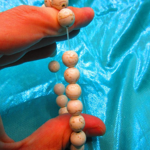 Howlite 10mm Round 7" Stretchy Gemstone Bracelet - Picture 3 of 3